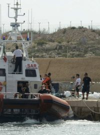 Pobřežní stráž přiváží těla utonulých po ztroskotání lodi s migranty do přístavu Lampedusa na stejnojmenném ostrově