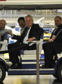 Prezident Miloš Zeman a hejtman Moravskoslezského kraje Miroslav Novák (druhý zprava) na návštěvě výrobního závodu společnosti Hyundai v Nošovicích