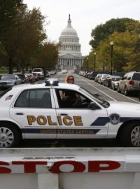 Policejní zásah po incidentu u budovy Kapitolu ve Washingtonu