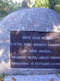 Pomník válečnému hrdinovi Jiřímu Jarošovi