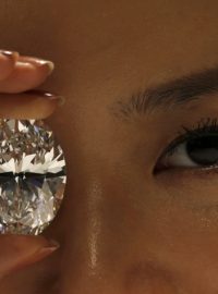 Dosud nejdražší vydražený oválný bílý diamant. V Hongkongu ho získal kupec za 27, 3 milionu dolarů