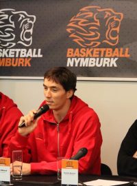 Radoslav Rančík (vlevo), Jiří Welsch a trenér Kestutis Kemzura během tiskové konference basketbalového Nymburka