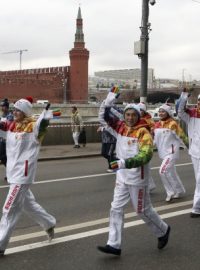 Účastníci štafety s olympijskou pochodní v Moskvě