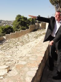 Miloš Zeman na prohlídce východního Jeruzaléma - velvyslanec Tomáš Pojar ukazuje Staré město z Olivetské hory