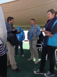 Správce tábora Kilian Tobias Kleinschmidt (uprostřed) a pracovnice UNHCR Aoife (vpravo)