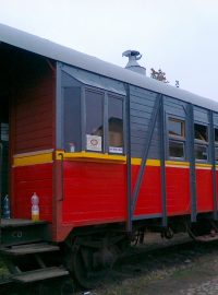 Moravské Budějovice. Nadšenci renovují staré hytláky, vagóny historického vlaku, který bude jezdit na trati do Jemnice
