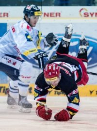 Utkání 12. kolo hokejové extraligy Bílí Tygři Liberec - Mountfield Hradec Králové 13. října v Liberci. Tomáš Filippi (vlevo) z Liberce a Lukáš Květoň z Hradce.