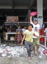 Zemětřesení na Filipínách. Lidé vybíhali z budov