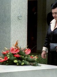 Jovanka Brozová u hrobu svého muže (archivní snímek z roku 1998)