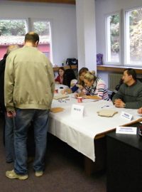 Krátce po otevření volební místnosti v centru Ústí nad Labem přišly desítky voličů
