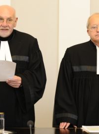 Předseda Ústavního soudu Pavel Rychetský (vlevo) a soudce zpravodaj Jiří Nykodým  při vyhlášení verdiktu