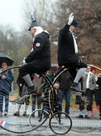 Pražská míle - jízda velocipedistů na historických vysokých kolech, kterou pořádá Český klub velocipedistů 1880