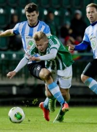 Záložník Bohemians Petr Nerad (druhý zprava) a záložník Boleslavi Ondřej Kúdela (druhý zleva) v souboji o míč během dohrávky 13. kola Gambrinus ligy