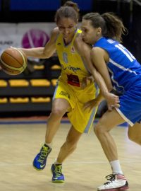 Španělka Laia Palauová z USK Praha (ve žlutém) a Antonija Juricová z Nového Záhřebu v duelu Euroligy
