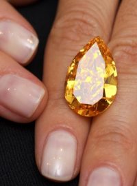 Aukční síň Christies dá do dražby vzácný oranžový diamant. Kámen ve tvaru slzy váží necelých 15 karátů