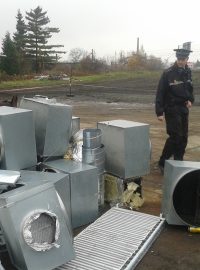 Policisté kontrolují teplické sběrny kovů