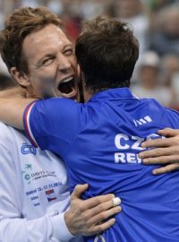 Radek Štěpánek (vpravo) v objetí s Tomášem Berdychem po triumfu ve finále Davisova poháru