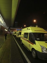 Ambulance před budovou letiště v Kazani