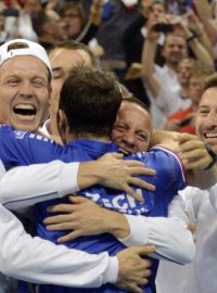 Čeští tenisté slaví vítězství ve finále Davis Cupu