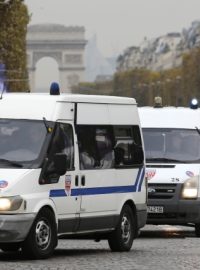Policejní vozy střeží pařížskou třídu Champs Elysées, kde byl střelec naposledy spatřen