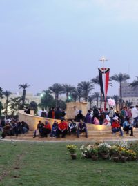 Odhalení památníku na káhirském náměstí Tahrír. Památník je uprostřed kruhového objezdu