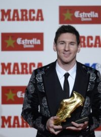 Argentinec Lionel Messi se Zlatou kopačkou pro nejlepšího střelce evropských fotbalových soutěží