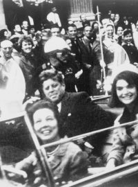 JFK s manželkou pár vteřin před smrtí v Dallasu 22. listopadu 1963