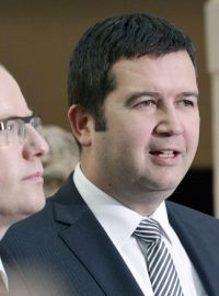 Nový předseda Poslanecké sněmovny Jan Hamáček (vpravo) a předseda ČSSD Bohuslav Sobotka (vlevo)