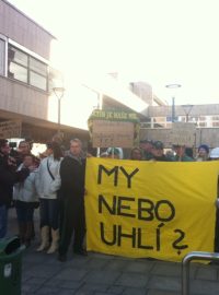 V Ústí nad Labem protestovalo zhruba 80 zastánců zachování limitů těžby. 27. 11. 2013