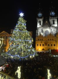 Vánoční strom na Staroměstském náměstí zdobí tuna různých ozdob