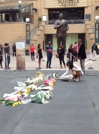Jihoafričané si připomínají Nelsona Mandelu u jeho sochy v Johannesburgu