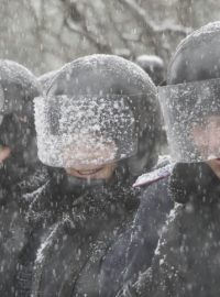 Ukrajinští policisté během protestů v Kyjevě