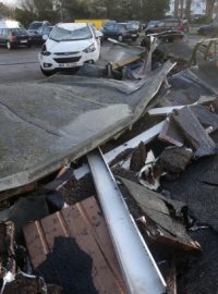 Obyvatelé města Cuxhaven na severu Německa sledují škody, které Xaver napáchal