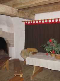 Jedna z původních středověkých místností na tvrzi v Malešově