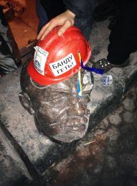 Rozbíjení sochy V. I. Lenina v Kyjevě. Na snímku Leninova hlava