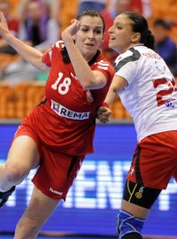 Iveta Luzumová (vlevo) a Faten Jahíauiová během utkání mezi Českem a Tuniskem na mistrovství světa