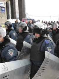 V Kyjevě se dál protestuje, policie v noci razantně zasáhla, dopoledne se pak stáhla