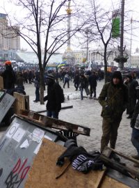 V Kyjevě se dál protestuje, policie v noci razantně zasáhla, dopoledne se pak stáhla