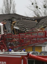 Na diskontní obchod Aldi  v Bad Homburgu poblíž Frankfurtu spadl jeřáb