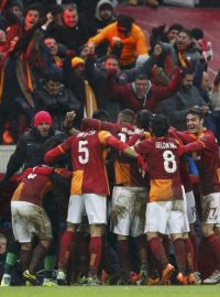 Fotbalisté Galatasaraye oslavují rozhodující trefu Wesleyho Sneijdera v utkání základní skupiny Ligy mistrů proti Juventusu Turín