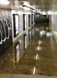 Zaplavený vestibul stanice metra Dejvická (12. 12. 2013)