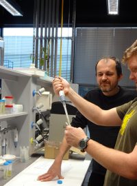 V laboratoři ing. J. Opršal s koloidním roztokem stříbra, reakce pozoruje ing. M. Pouzar Ph.D.