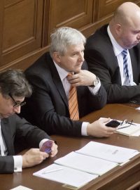 Ministr financí Jan Fischer, premiér Jiří Rusnok a ministr vnitra Martin Pecina