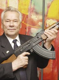 Zemřel konstruktér legendární sovětské pušky AK-47 MIchail Kalašnikov