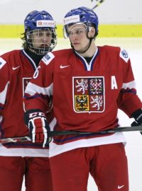 David Pastrňák a Radek Faksa při svém prvním utkání na letošním mistrovství světa hokejistů do 20 let