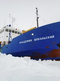 Ruská loď Akademik Šokalskij, která uvízla v antarktickém ledu 1500 námořních mil jižně od australského Hobartu