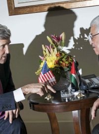Americký ministr zahraničí John Kerry jednal v Ramalláhu s předsedou palestinské samosprávy Mahmúdem Abbásem