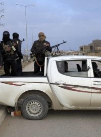 Ozbrojenci hlídkují v ulicích města Ramádí v provincii Anbar