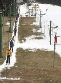 Areál Ski Mezivodí. Podmínky v lyžařských areálech v Beskydech nejsou dobré. Kvůli teplému počasí je málo sněhu a teploty neumožňují ani zasněžování