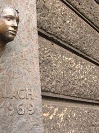 Pamětní deska s posmrtnou maskou Jana Palacha na budově Filosofické fakulty Univerzity Karlovy v Praze